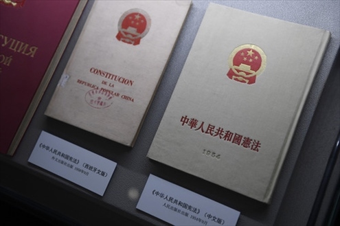 這是“五四憲法”歷史資料陳列館北山街館區(qū)展出的“五四憲法”中文版和西班牙文版。（2018年2月24日攝）新華社記者黃宗治攝