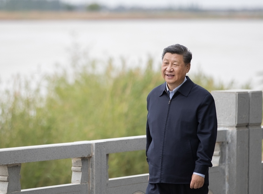 2020年6月8日，中共中央總書記、國家主席、中央軍委主席習(xí)近平在寧夏黃河吳忠市城區(qū)段了解加強黃河流域生態(tài)保護情況。新華社記者 王曄 攝