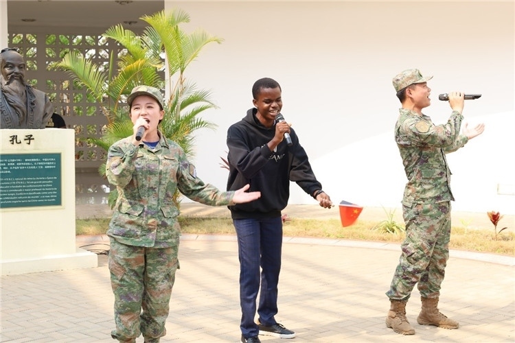 孔院學(xué)生與中國海軍官兵合唱《天地龍鱗》。內(nèi)圖大學(xué)孔子學(xué)院供圖