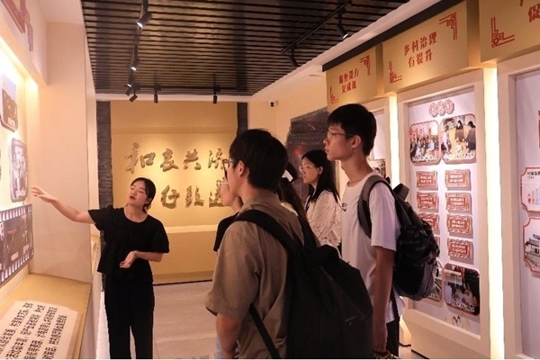 中央民族大學(xué)與中國人民大學(xué)聯(lián)合開展“大國邊疆”實(shí)踐調(diào)研活動。校方供圖