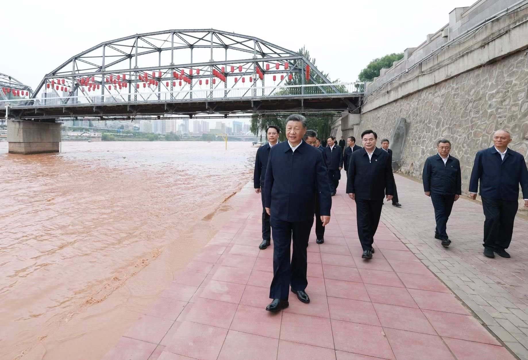 △9月11日下午，甘肅蘭州市黃河蘭州中山橋段，習(xí)近平總書(shū)記了解當(dāng)?shù)赝苿?dòng)黃河流域生態(tài)保護(hù)等情況。