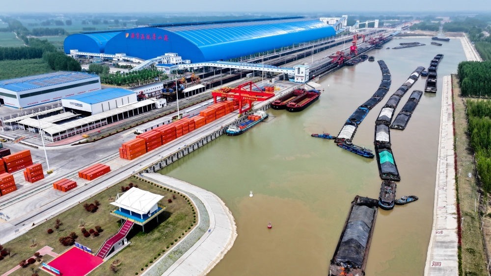 2024年4月24日，船舶行駛在山東濟寧港航梁山港航道上（無人機照片）。近年來，山東省加快構(gòu)建沿黃陸海大通道，有效促進黃河流域各省區(qū)物流降本增效，實現(xiàn)更高水平對外開放。