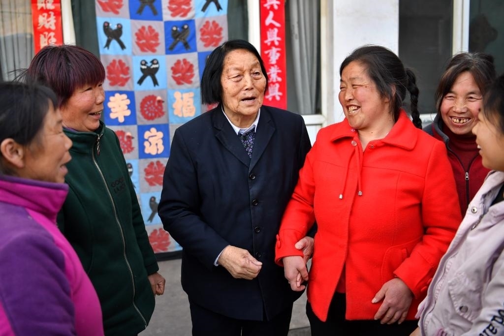 2019年3月23日，申紀蘭（左三）在山西省平順縣西溝村與村民分享全國兩會精神。新華社記者 曹陽 攝