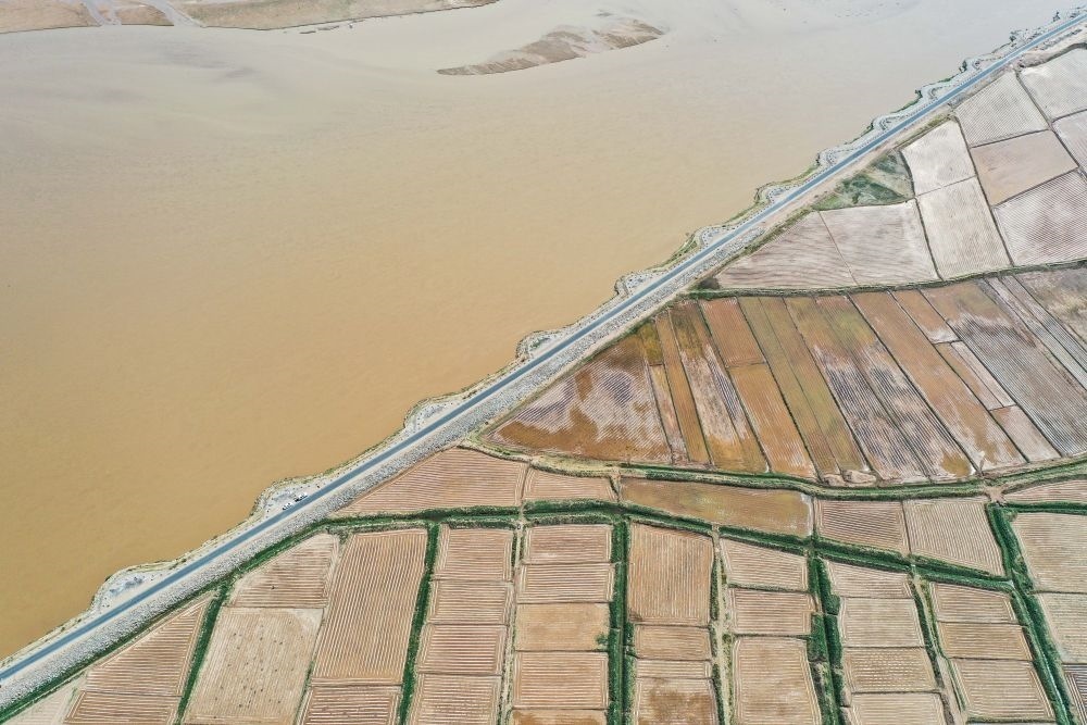 2024年5月26日在內(nèi)蒙古巴彥淖爾市臨河區(qū)拍攝的黃河（無人機照片）。巴彥淖爾市位于黃河“幾字彎”北端，擁有富饒的河套灌區(qū)，引黃灌溉面積達1000多萬畝。近年來，在引黃灌溉工程支撐下，河套灌區(qū)年均糧食總產(chǎn)量達60億斤以上。