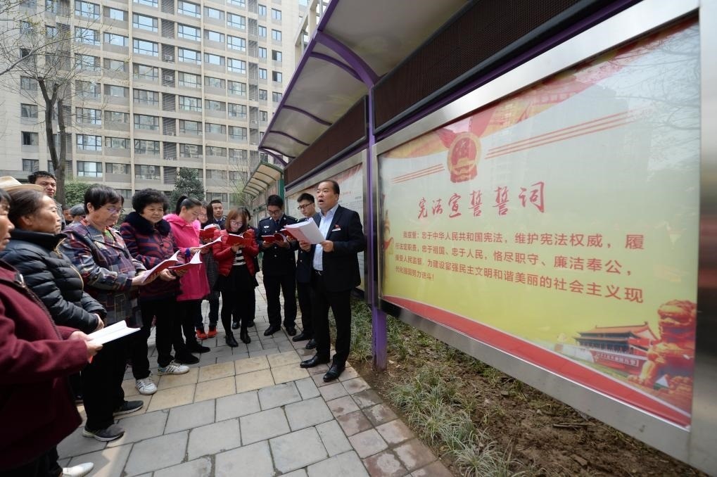 2018年3月20日，陜西寶倫律師事務所專職律師白銀濤（右一）在西安華遠君城社區(qū)宣傳憲法知識。新華社記者 李一博 攝