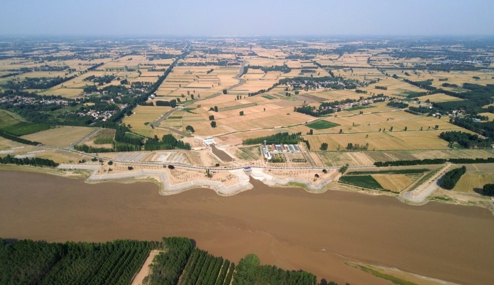 2024年6月19日，位于黃河高青段的馬扎子引黃閘開閘引水（無人機照片）。5月1日至6月18日，山東省累計啟用引黃閘63座，引黃河水量10.06億立方米，保障農(nóng)業(yè)灌溉需求。