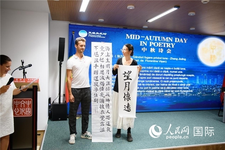 現(xiàn)場的羅馬尼亞書法愛好者書寫并展示作品。傅永山攝