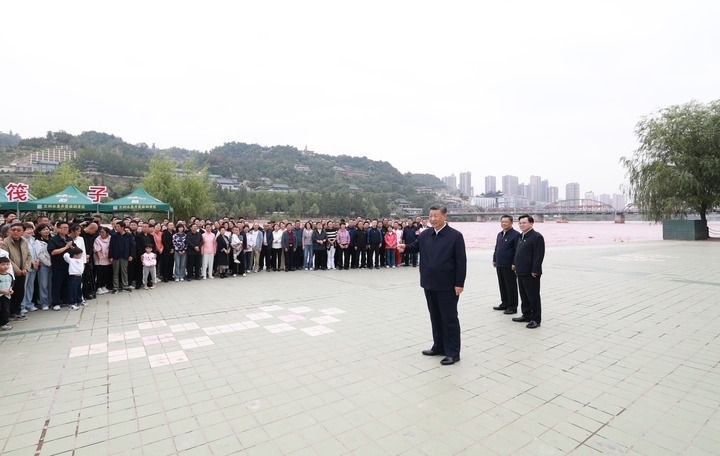 9月10日至13日，中共中央總書記、國家主席、中央軍委主席習(xí)近平在甘肅考察。這是11日下午，習(xí)近平在黃河蘭州中山橋段考察時，同在場的干部群眾親切交流。新華社記者 王曄 攝