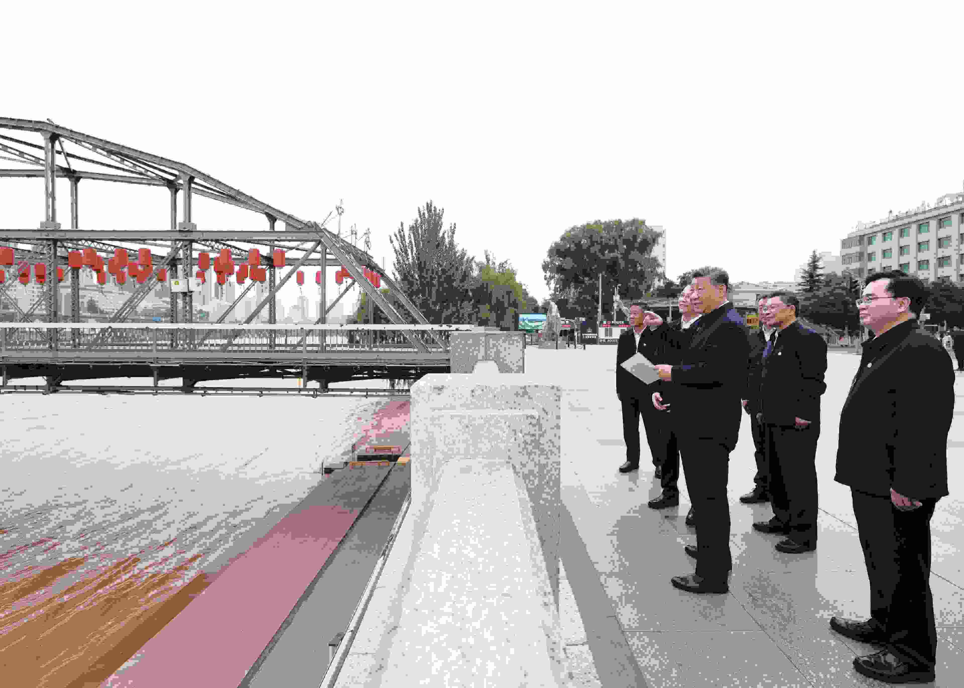 △ 2024年9月11日，習近平總書記來到甘肅省蘭州市黃河蘭州中山橋段，了解當?shù)赝苿狱S河流域生態(tài)保護情況。