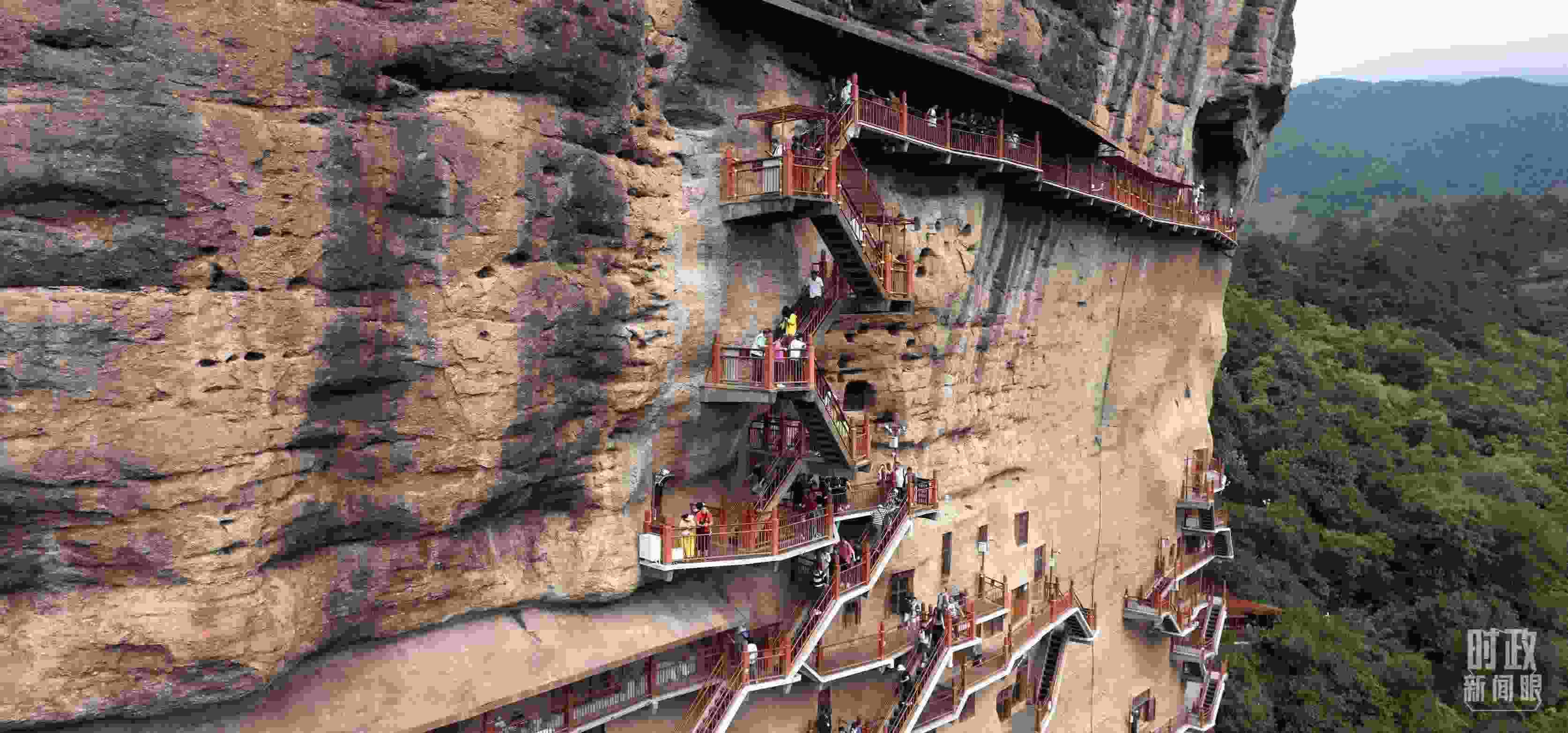 △麥積山石窟是國家5A級旅游景區(qū)，2024年上半年累計接待游客57萬人。（總臺國廣記者李晉拍攝）