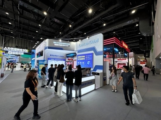 觀眾在展區(qū)了解相關金融服務。人民網記者 黃盛攝