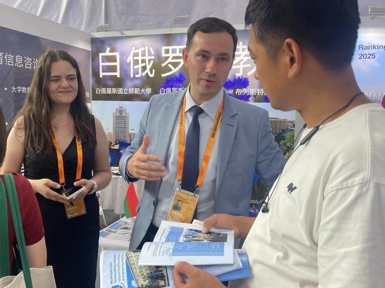 觀眾在展臺咨詢。人民網(wǎng)記者 何旭攝