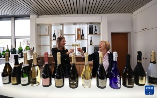 9月13日，在法國蘭斯附近的希尼萊羅斯，人們在佳醍亞總部享用香檳酒。新華社記者 高靜 攝