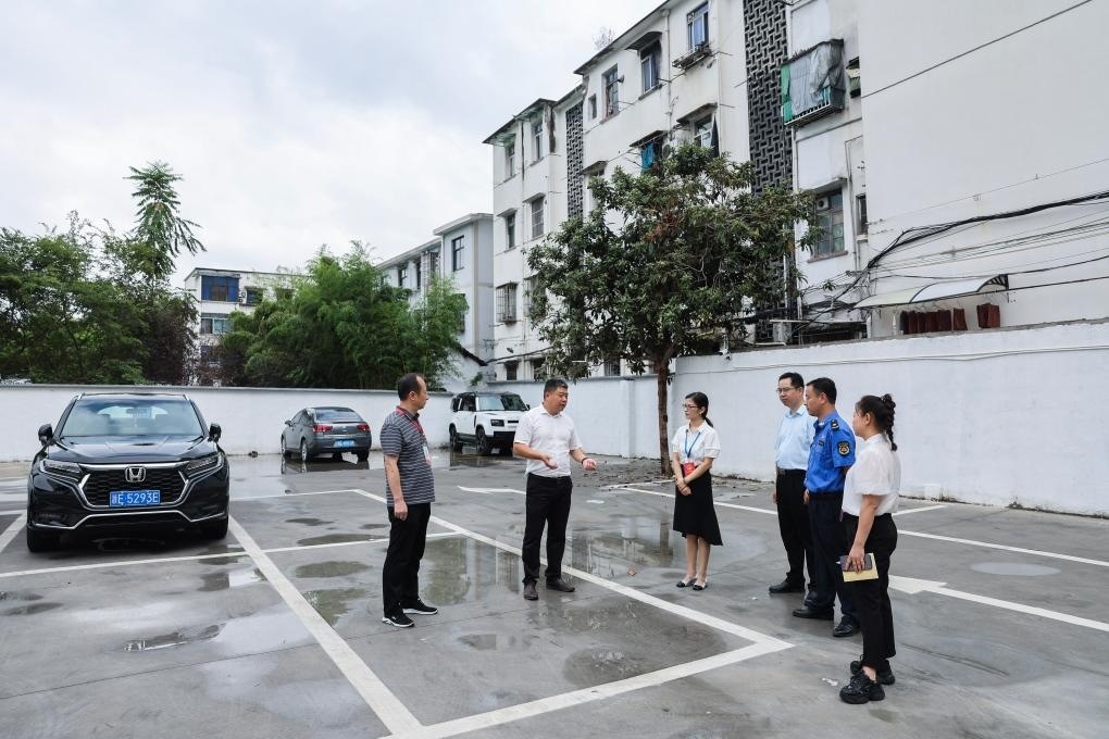 2024年9月11日，在浙江省湖州市，湖州吳興區(qū)人大代表、人大飛英街道工委代表及塔下街社區(qū)代表前往已改建的一處停車場(chǎng)進(jìn)行實(shí)地調(diào)研，監(jiān)督該改建項(xiàng)目的完成情況。新華社記者 徐昱 攝