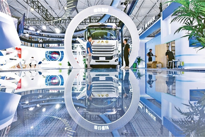 黨的二十屆三中全會(huì)提出，加快構(gòu)建促進(jìn)數(shù)字經(jīng)濟(jì)發(fā)展體制機(jī)制，完善促進(jìn)數(shù)字產(chǎn)業(yè)化和產(chǎn)業(yè)數(shù)字化政策體系。2024年8月28日至30日，2024中國(guó)國(guó)際大數(shù)據(jù)產(chǎn)業(yè)博覽會(huì)在貴州貴陽(yáng)舉辦。圖為工作人員在介紹無(wú)人駕駛重型卡車(chē)。 新華社記者 楊文斌/攝