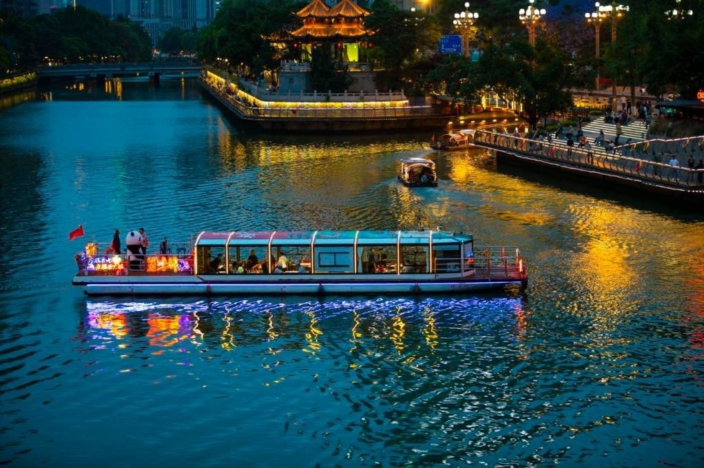 成都“夜游錦江”火鍋船。（唐斌治 攝）