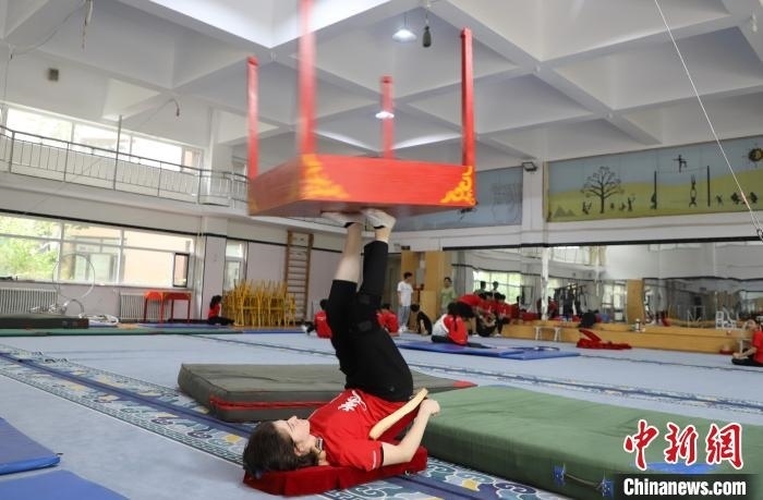 9月13日，美國雜技學(xué)員杰克正在中國“雜技之鄉(xiāng)”吳橋練習(xí)“蹬技”。 馬天龍 攝