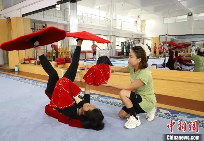 9月13日，來自老撾的紅姆(右)指導(dǎo)學(xué)員雜技動作。 馬天龍 攝