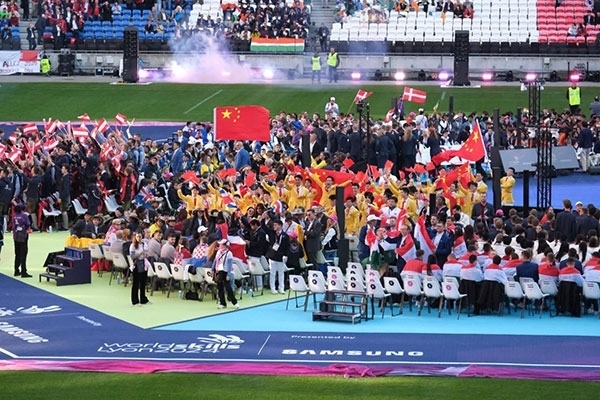 中國(guó)選手參加閉幕式。人民網(wǎng)記者 于超凡攝