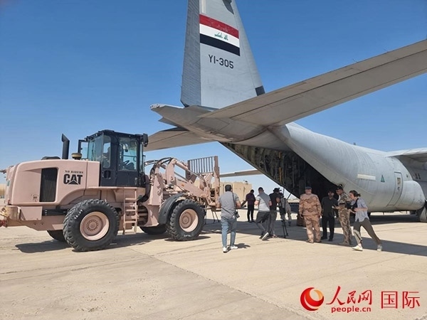 圖為伊拉克正在裝運(yùn)救援物資。人民網(wǎng) 伊納斯攝