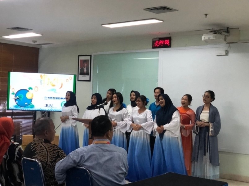 阿拉扎大學(xué)中文系學(xué)生演唱中文歌曲?；顒又鬓k方供圖