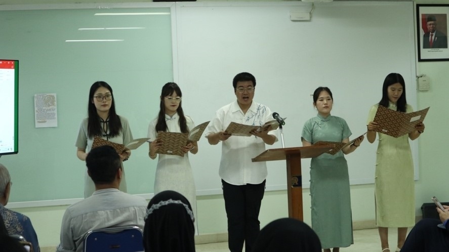 阿拉扎大學(xué)孔子學(xué)院志愿者教師表演詩朗誦。活動主辦方供圖