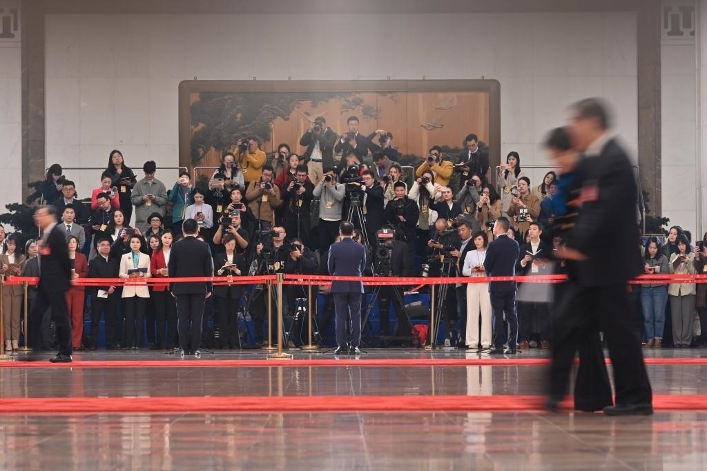 2024年3月10日，全國政協(xié)十四屆二次會議第三場“委員通道”集體采訪活動在北京人民大會堂舉行。新華社記者 宋為偉 攝