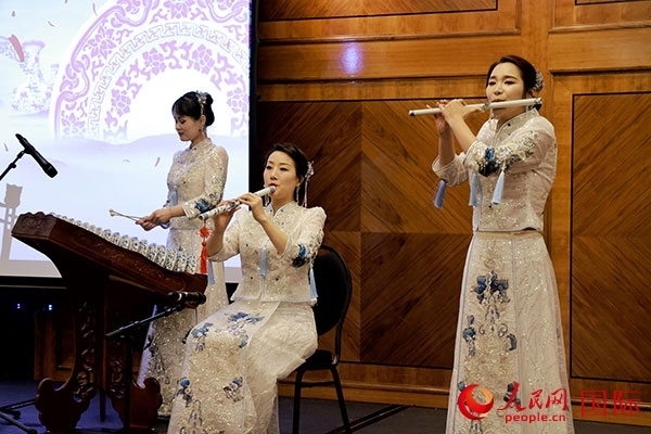 來自景德鎮(zhèn)的陶瓷音樂會在中秋佳節(jié)給英國倫敦的觀眾帶來了別樣的文化體驗。人民網(wǎng)記者 邢雪攝