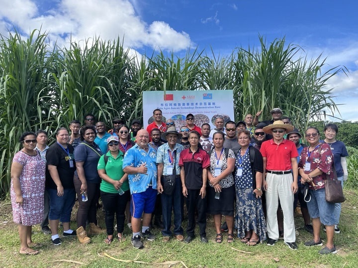 2024年2月28日，來(lái)自巴布亞新幾內(nèi)亞、湯加、庫(kù)克群島、薩摩亞、瑙魯?shù)葒?guó)家的“太平洋島國(guó)菌草技術(shù)培訓(xùn)班”學(xué)員在斐濟(jì)布拉阿格魯菌草技術(shù)示范基地合影。新華社發(fā)（中國(guó)援斐濟(jì)菌草技術(shù)示范中心供圖）