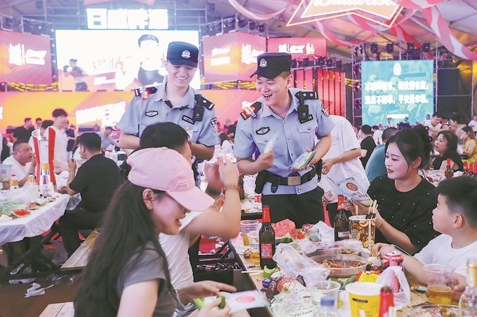 8月10日，黑龍江省哈爾濱市公安局松北分局民警輔警在啤酒大棚開展安全宣傳。史繼東攝