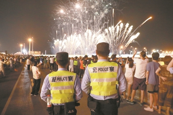 8月10日，黑龍江省哈爾濱市公安局松北分局民警輔警在啤酒大棚開展安全宣傳。史繼東攝