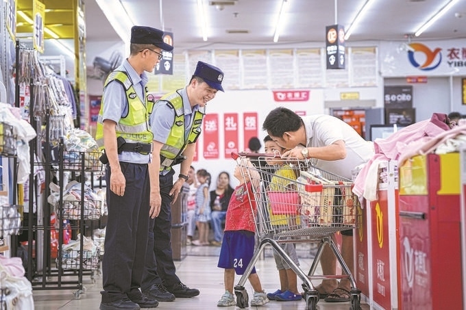 ?8月27日，貴州省凱里市公安局組織開展拉網(wǎng)式大排查，民警在超市和群眾交流。周國輝攝