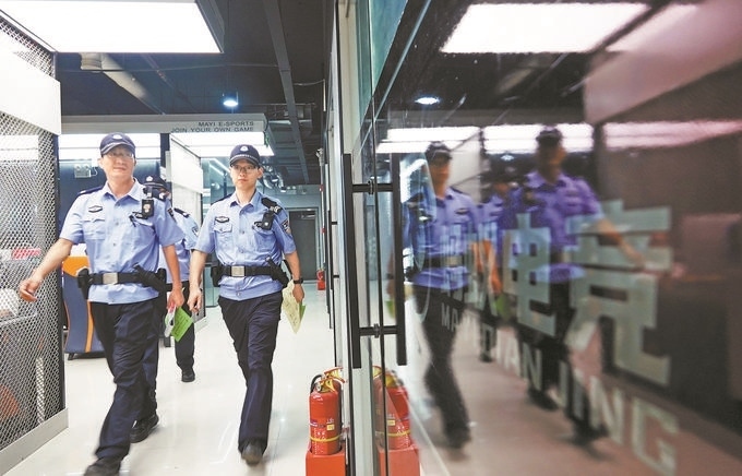 ▲7月6日，山西省新絳縣公安局龍興派出所組織警力對網(wǎng)吧等場所進行集中治安檢查。高新生攝