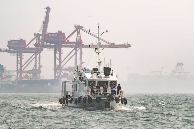 ?7月5日，秦皇島出入境邊防檢查站聯(lián)合秦皇島市公安局水陸巡特警支隊開展海上聯(lián)合巡航。陳凈萱攝