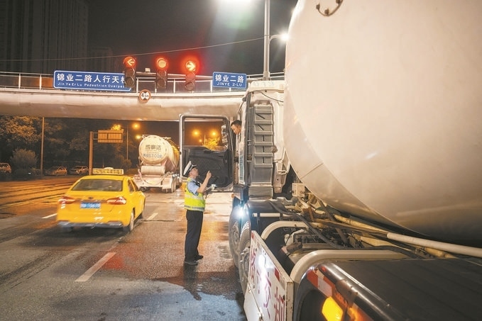 7月25日，陜西省西安市公安局交警支隊開展全市中重型貨車及面包車違法異地互查整治行動。孫崇明攝