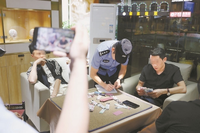 9月7日，云南省昆明市公安機關對棋牌室開展檢查。