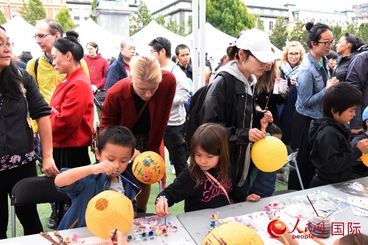 小朋友參加燈籠繪畫體驗(yàn)。人民網(wǎng)記者 殷淼攝