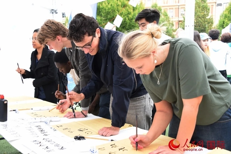 體驗(yàn)中國(guó)書法。人民網(wǎng)記者 殷淼攝