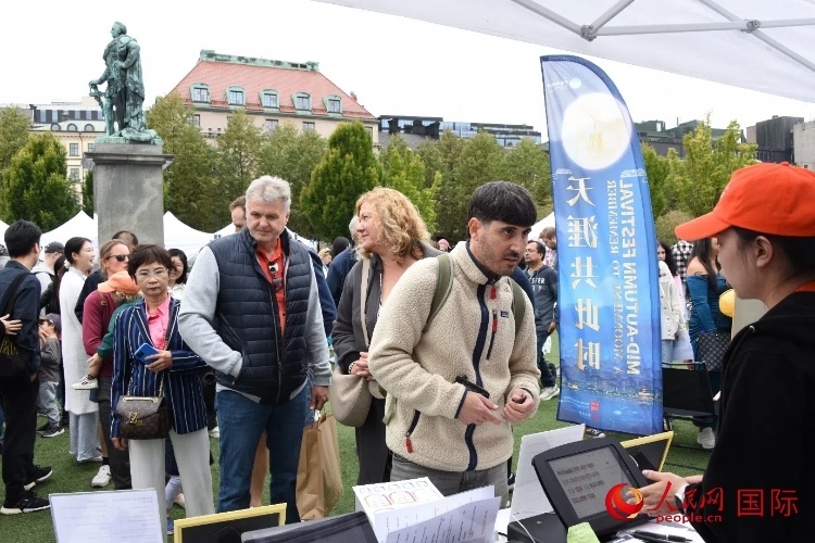 排隊(duì)等候品嘗中國(guó)美食的游客。人民網(wǎng)記者 殷淼攝