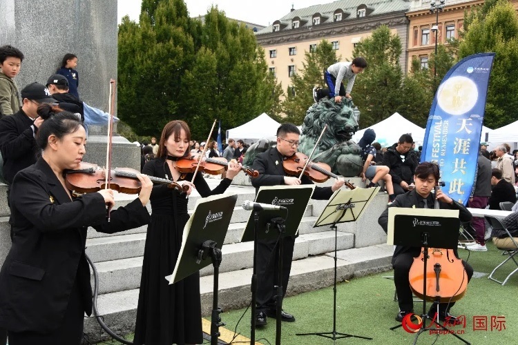 上海愛(ài)樂(lè)樂(lè)團(tuán)“快閃”活動(dòng)一瞥。人民網(wǎng)記者 殷淼攝