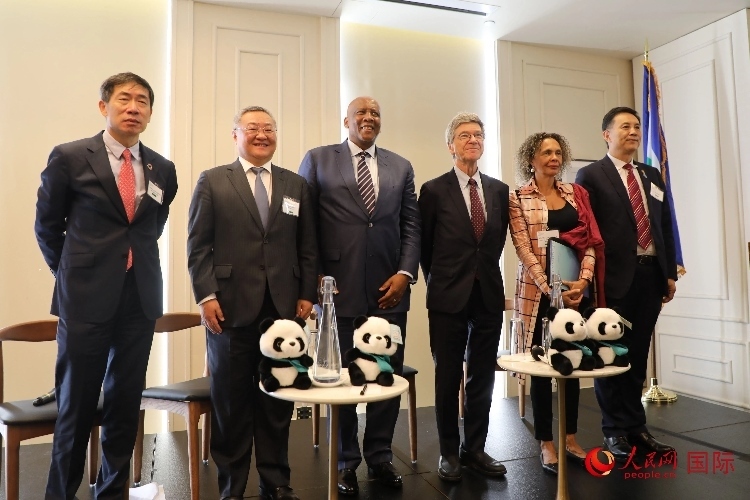 萊索托國王萊齊耶三世、中國常駐聯(lián)合國代表傅聰?shù)燃钨e出席活動。人民網(wǎng)記者 李志偉攝