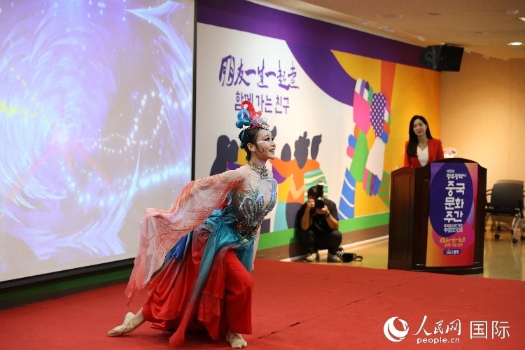 中國演員在中國文化周開幕式上表演舞蹈。人民網(wǎng)記者 莽九晨攝