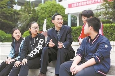 淮北市首批高層次人才儲(chǔ)備金獲得者、淮北市第一中學(xué)教師陳超（左三）在與學(xué)生交談?；幢笔形瞬殴ぷ骶止﹫D