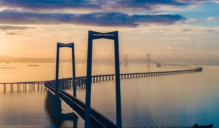 2024年6月27日，沐浴在晨曦中的深中通道（無(wú)人機(jī)照片）。新華社記者毛思倩 攝