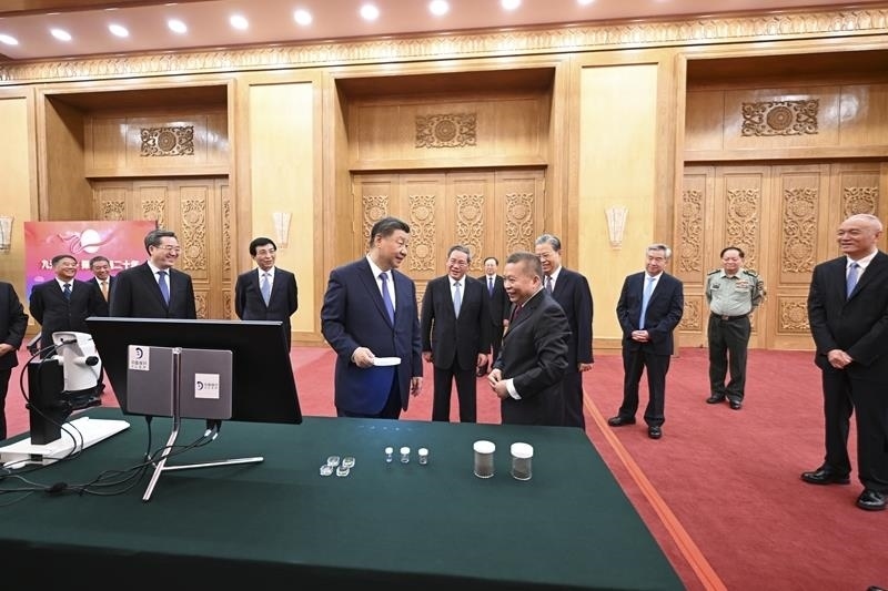 △2024年9月23日，習(xí)近平總書(shū)記等參觀月球樣品和探月工程成果展覽。