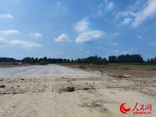 當地已被叫停的鹽河東路。人民網 鞠峰攝