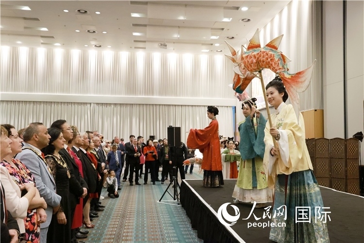 2、留學(xué)生表演了漢服展示《絲路霓裳》。邢雪攝