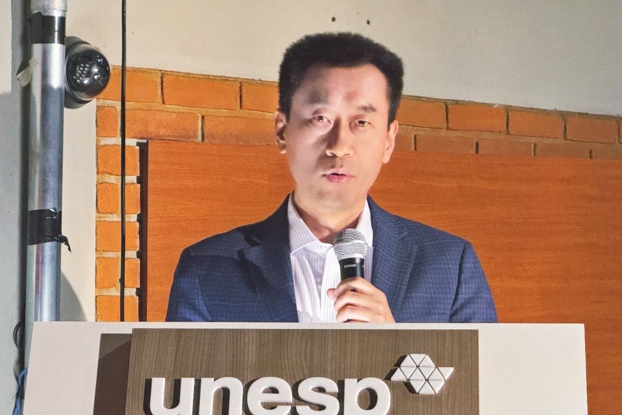 中國(guó)駐圣保羅總領(lǐng)事館副總領(lǐng)事田玉震在活動(dòng)中致辭。圣保羅州立大學(xué)孔子學(xué)院供圖