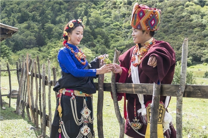 康定情歌（木格措）風景區(qū)中的一對年輕人。林革文攝