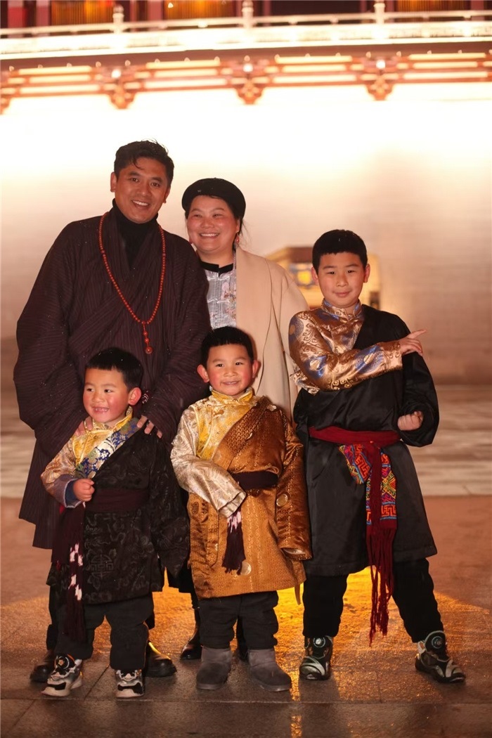 康定的節(jié)日氛圍多元和諧。圖為2024年元宵夜，洛讓銀登一家五口在旅行中拍攝的合影。資料圖片